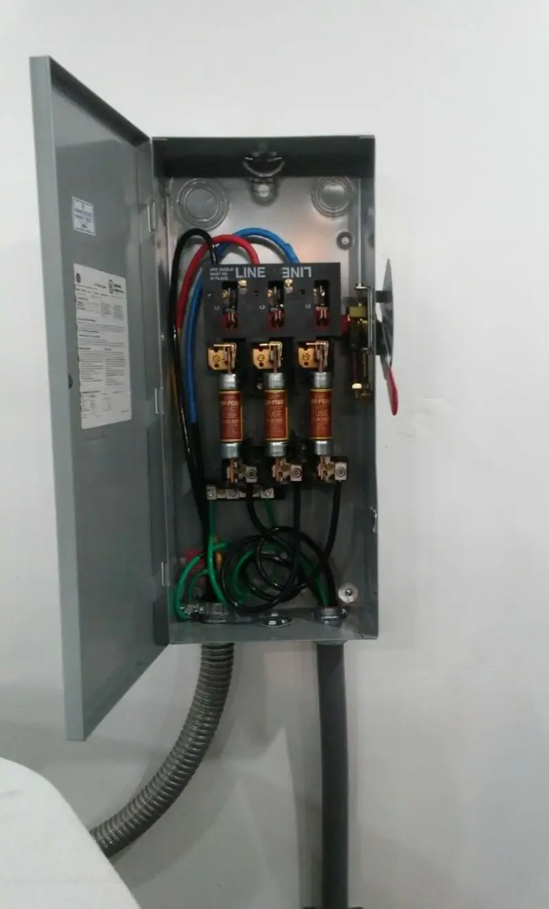 Three-phase disconnect switch installed for Electrical Wiring & Rewiring in La CaÃÂ±ada Flintridge