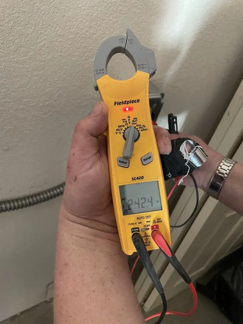 Voltage testing with clamp meter during Outlet Installation in La CaÃÂ±ada Flintridge